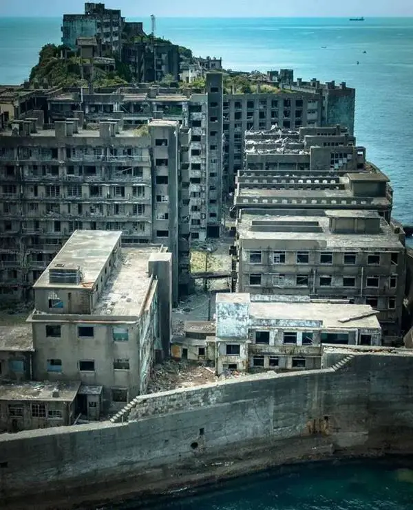 Hashima Adası: Karanlık Sırlarla Dolu Terk Edilmiş Bir Ada