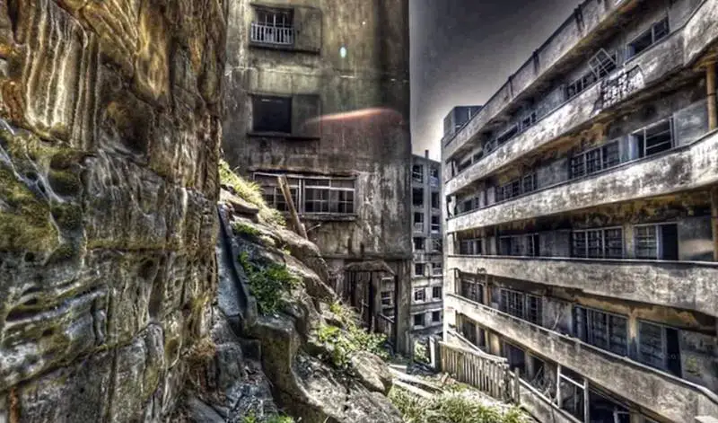 Hashima Adası: Karanlık Sırlarla Dolu Terk Edilmiş Bir Ada