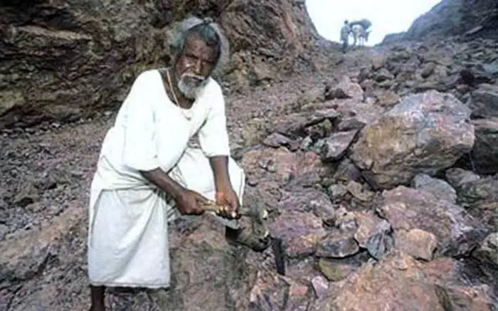 dashrath manjhi chiseling the path