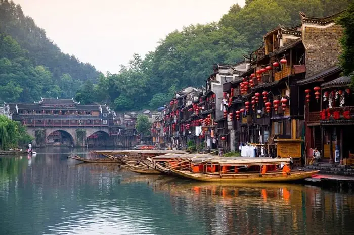 Fenghuang: Modern Hayata Direnen Bir Kasaba