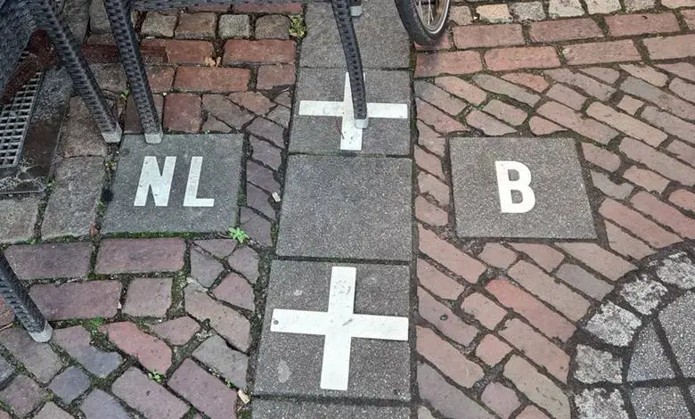 Solda Hollanda'yı, sağda ise Belçika'yı görüyoruz.